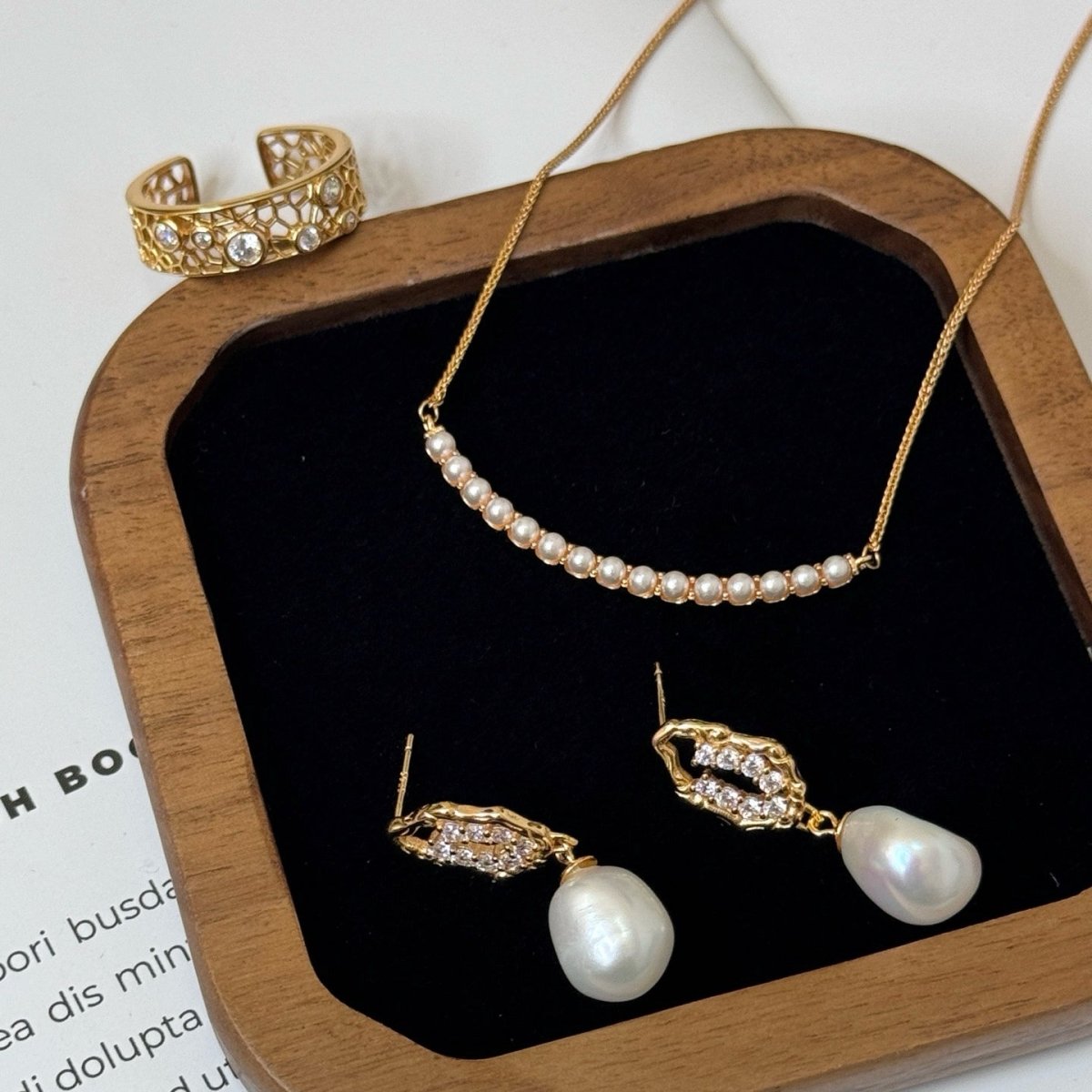 Luna Smile Pearl Bar Necklace - DOROTHEA JEWELS