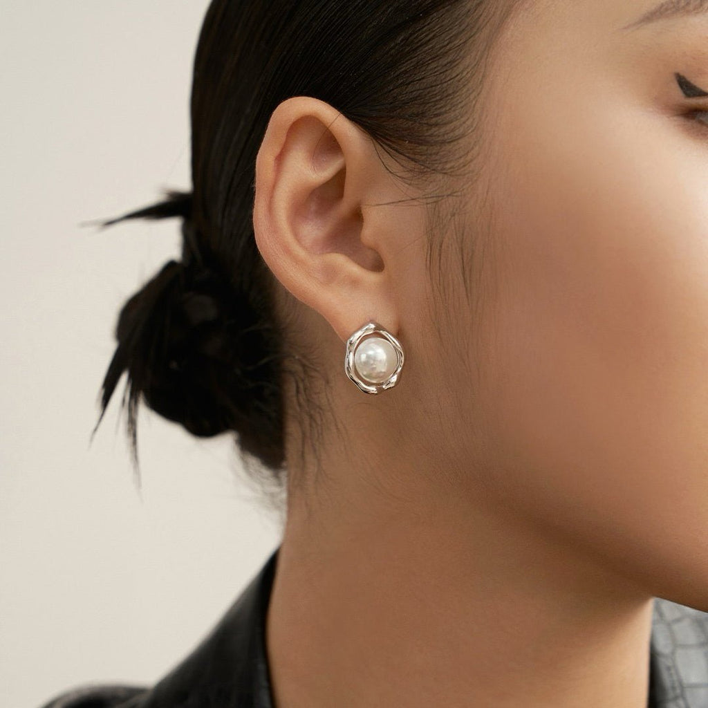 Organic Frame Freshwater Pearl Stud Earrings - DOROTHEA JEWELS