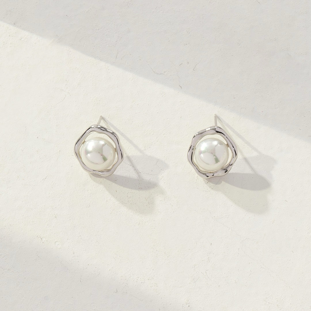 Organic Frame Freshwater Pearl Stud Earrings - DOROTHEA JEWELS
